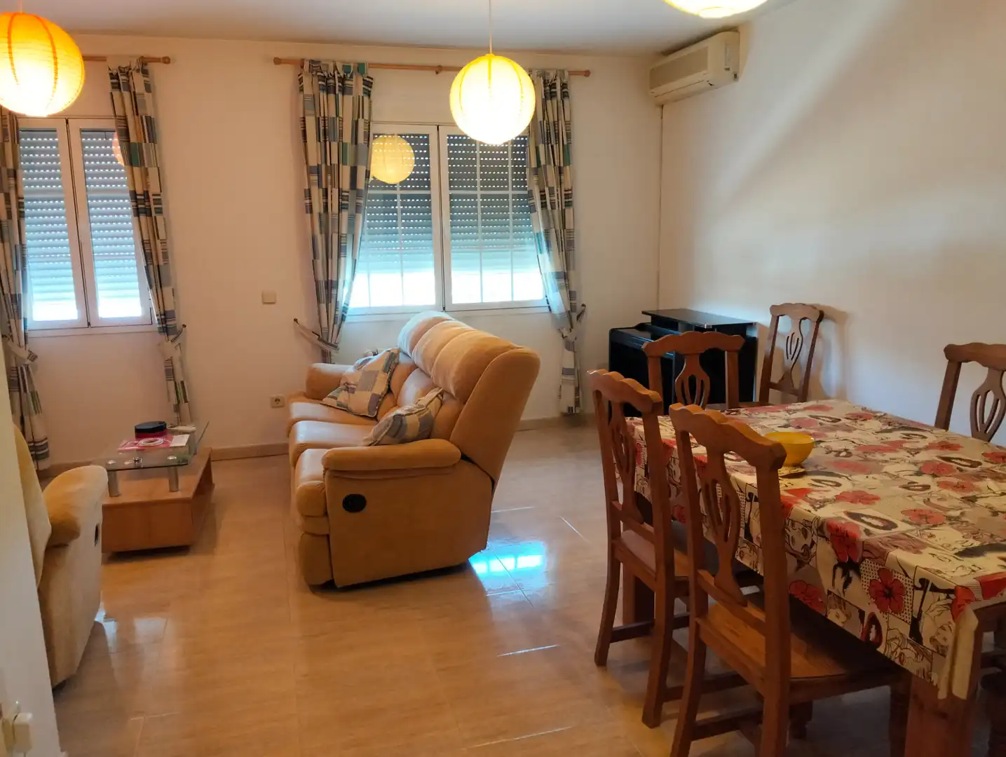 Sala d'estar de Casa adosada en venda en Bargas amb Aire condicionat, Calefacció i Moblat