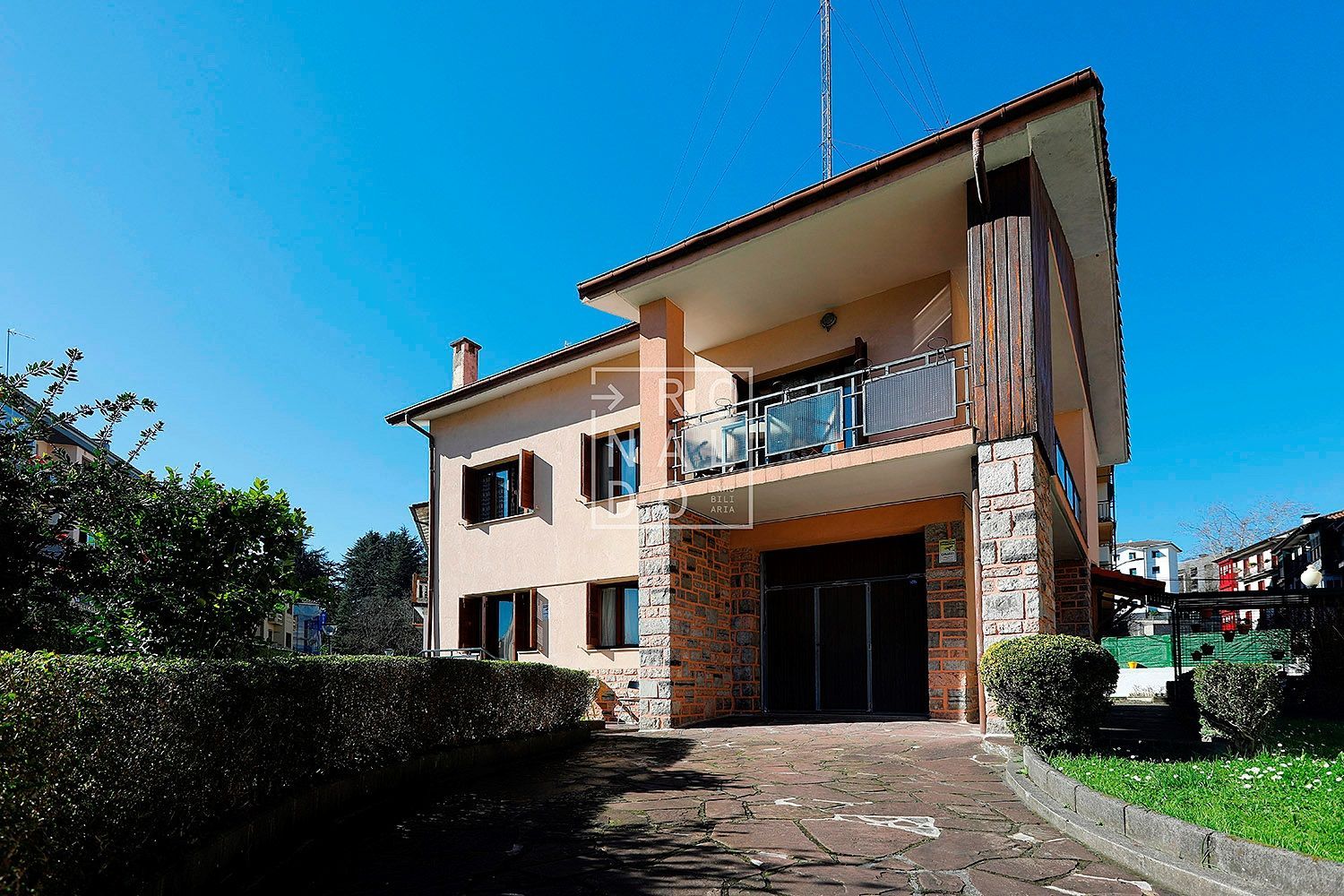 Vista exterior de Casa o xalet en venda en Irun  amb Calefacció, Jardí privat i Terrassa