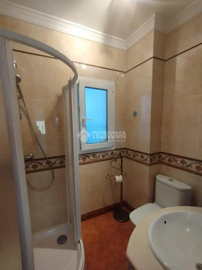 Badezimmer von Einfamilien-Reihenhaus zum Verkauf in Málaga mit Klimaanlage, Terrasse und Balkon