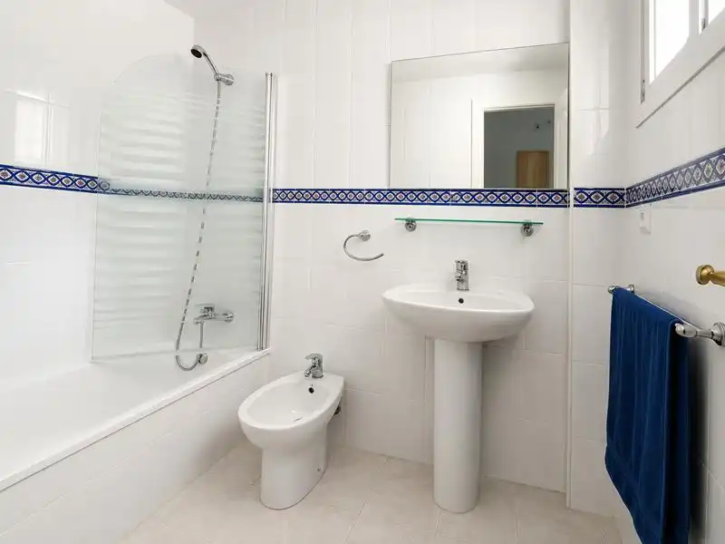 Bany de Pis en venda en Casares amb Aire condicionat, Calefacció i Jardí privat
