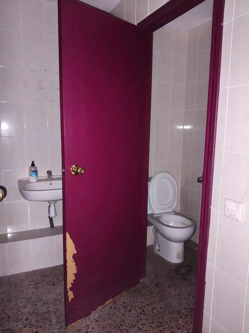 Baño de Local de alquiler en Can Bassa
