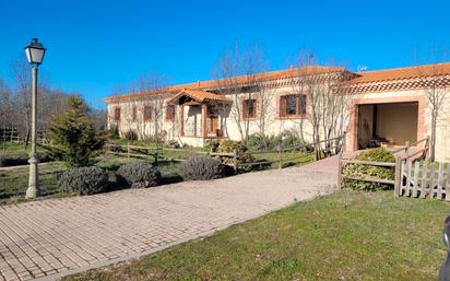 Exterior view of Country house for sale in Pelayos del Arroyo  with Heating, Private garden and Terrace