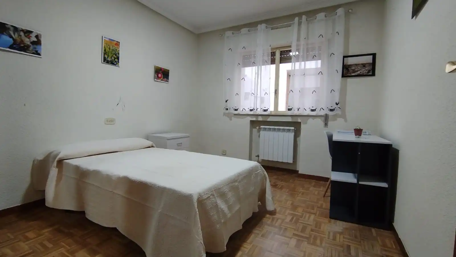 Schlafzimmer von Wohnung zur untervermieten in Salamanca mit Heizung, Parkett und Möbliert