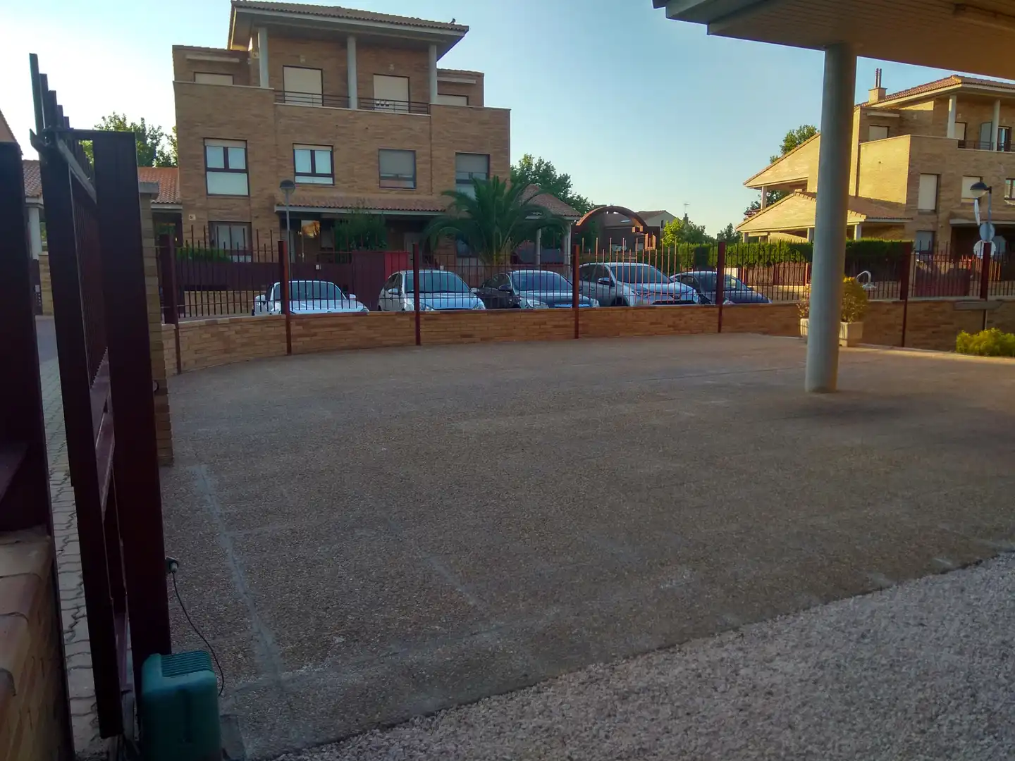 Parking of Houses for sale in Zaragoza  with Air Conditioner, Private garden and Parquet flooring