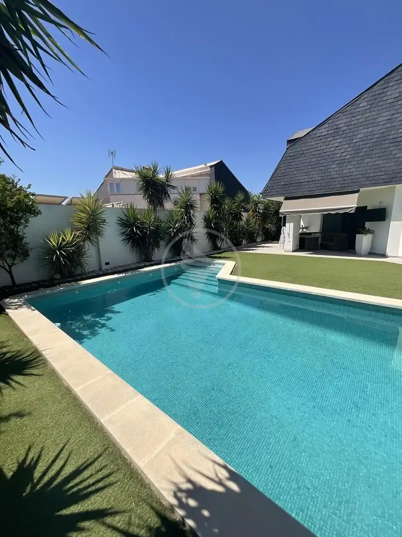 Piscina de Casa o xalet en venda en Linares amb Aire condicionat, Jardí privat i Piscina