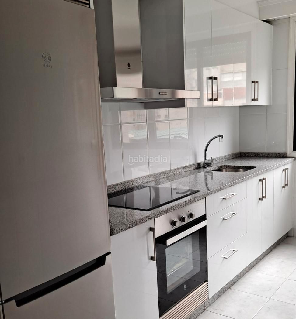 Cuina de Pis de lloguer en Ourense Capital  amb Calefacció, Forn i Rentadora