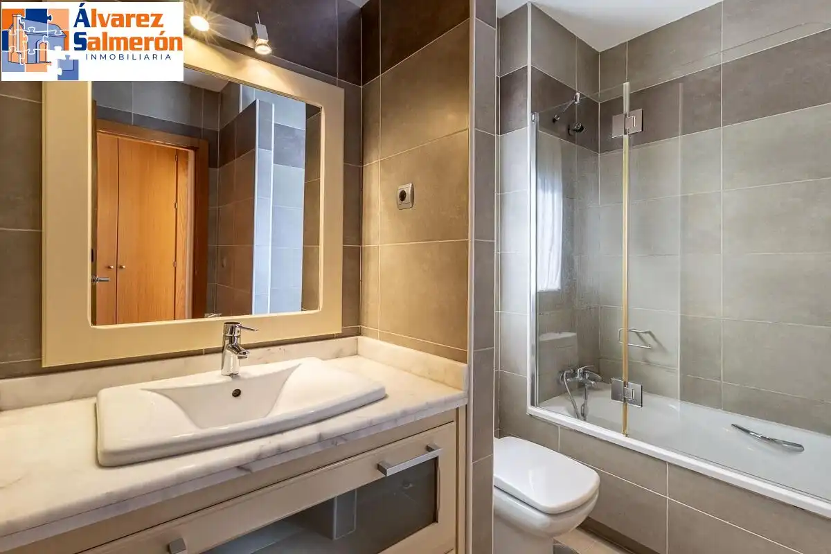 Baño de Casa o chalet en venta en Albolote con Aire acondicionado, Calefacción y Jardín privado