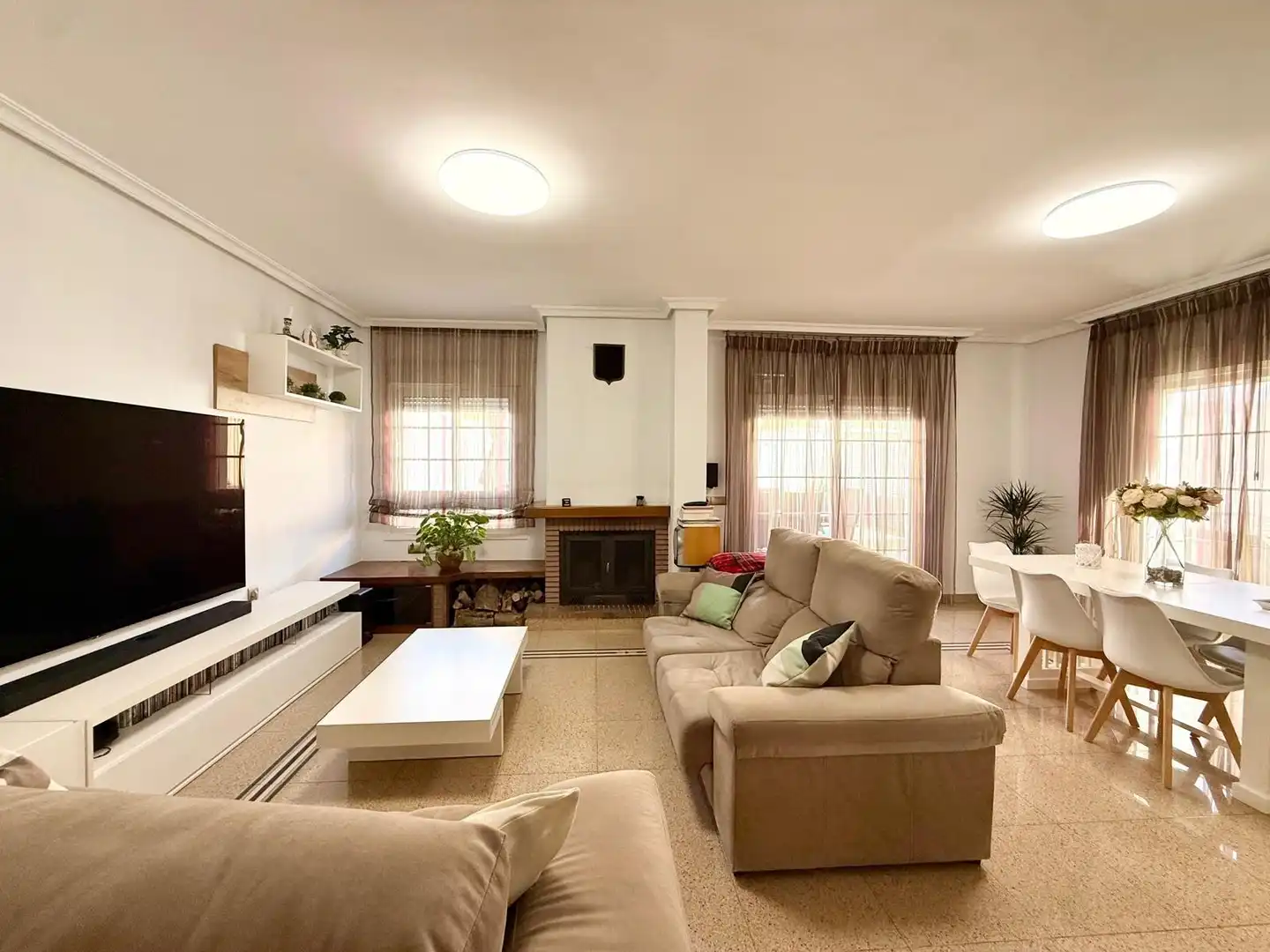Sala de estar de Casa adosada en venta en Almería con Aire acondicionado, Jardín privado y Terraza