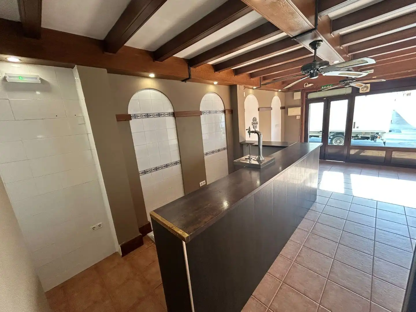 Local comercial de lloguer a Avenida de Fuente Amarga 45