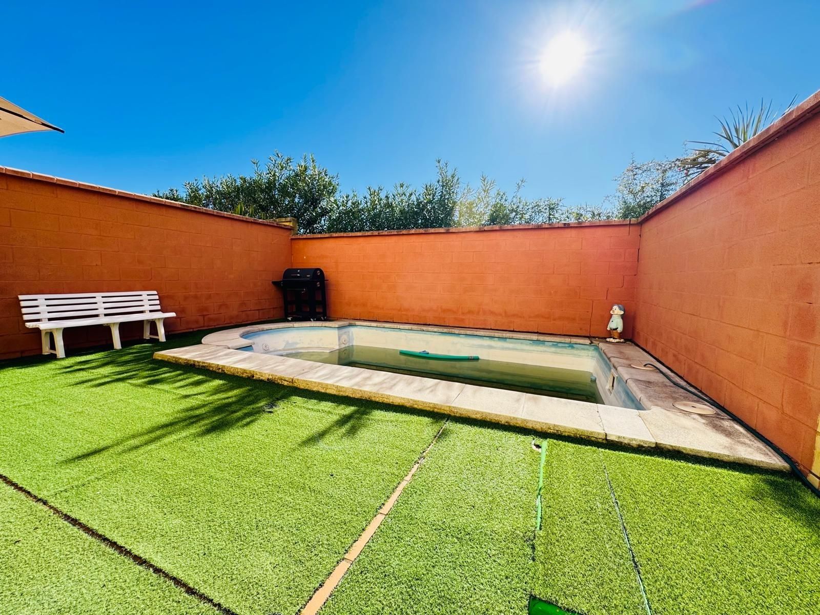 Swimming pool of Single-family semi-detached for sale in Algeciras  with Private garden, Storage room and Swimming Pool