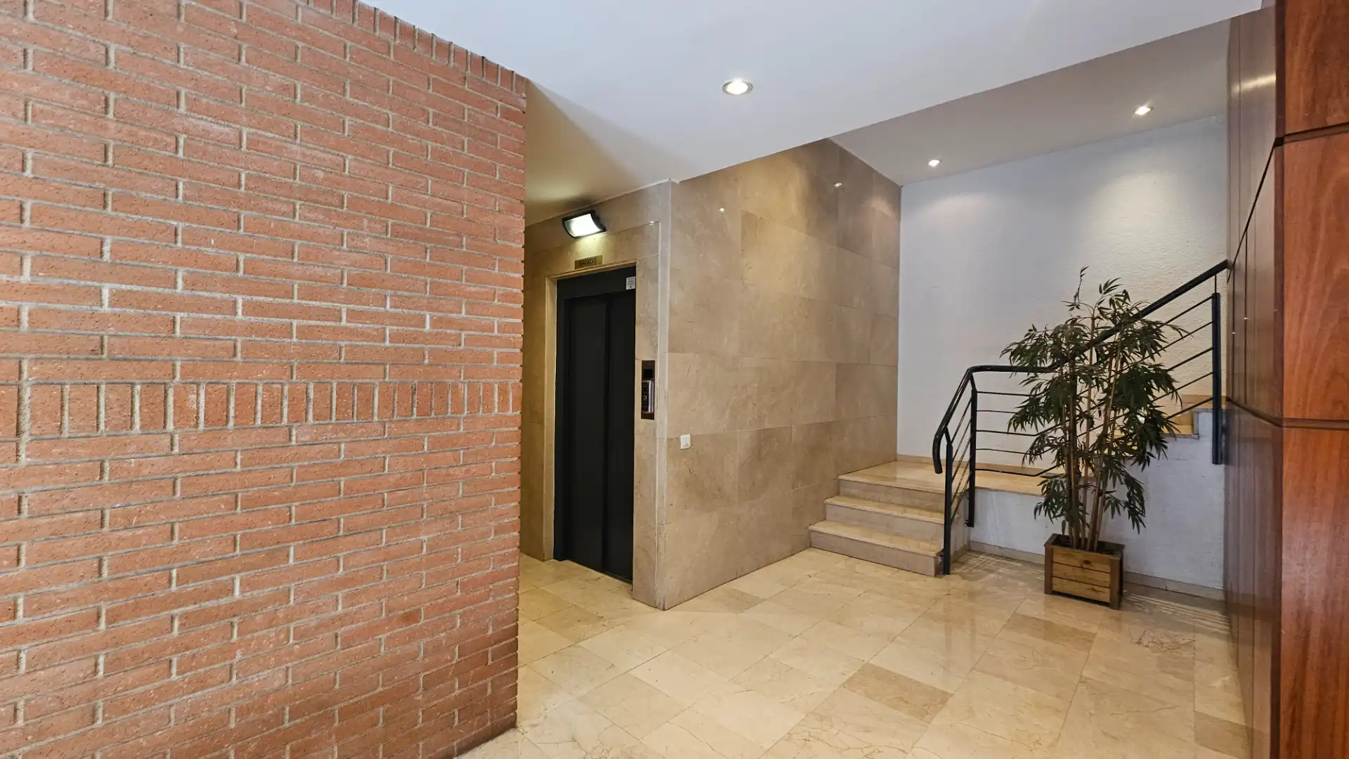 Wohnung zum Verkauf in Tarragona mit Klimaanlage, Terrasse und Ofen