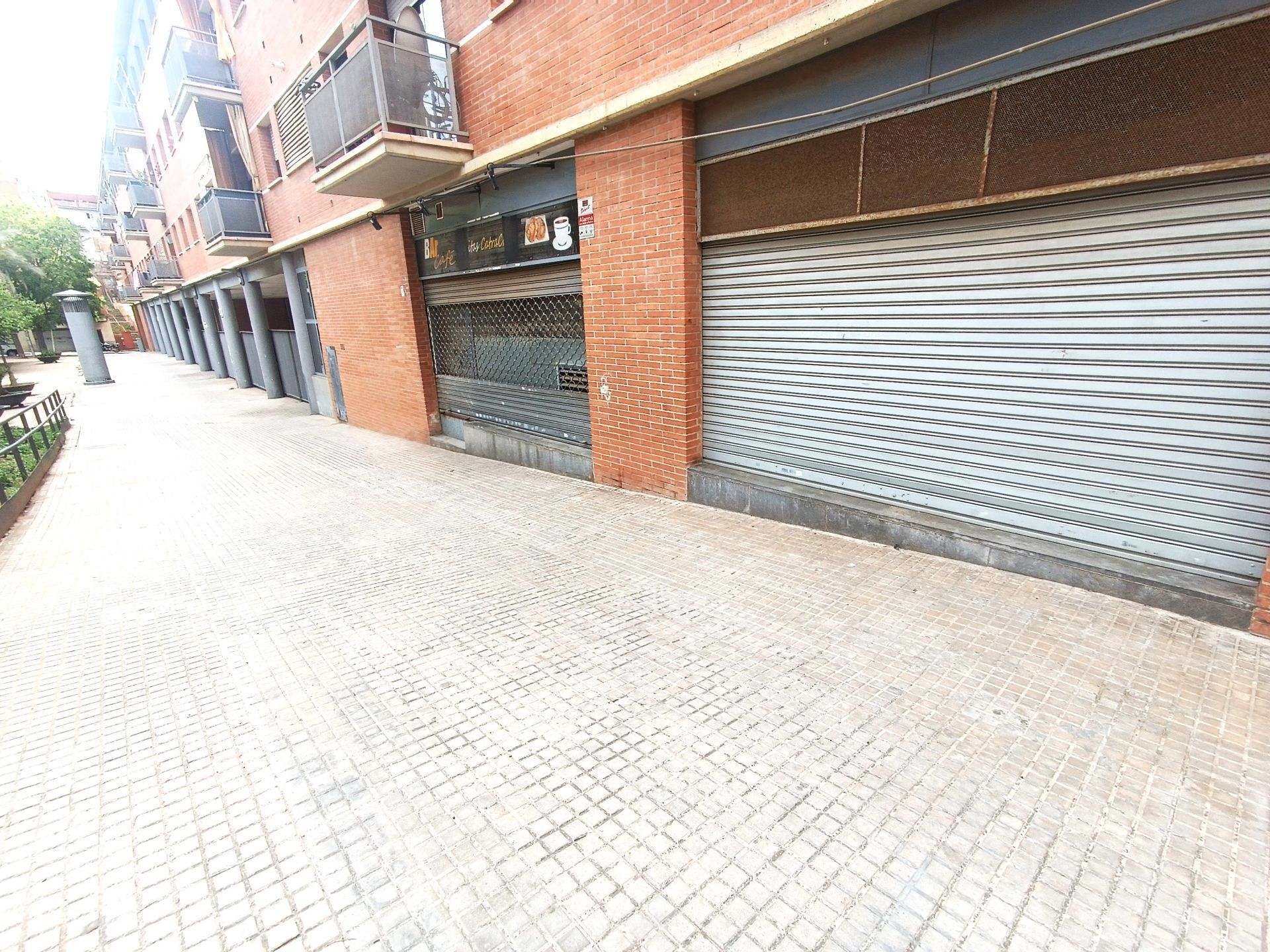 Vista exterior de Local en venda en Santa Coloma de Gramenet amb Aire condicionat