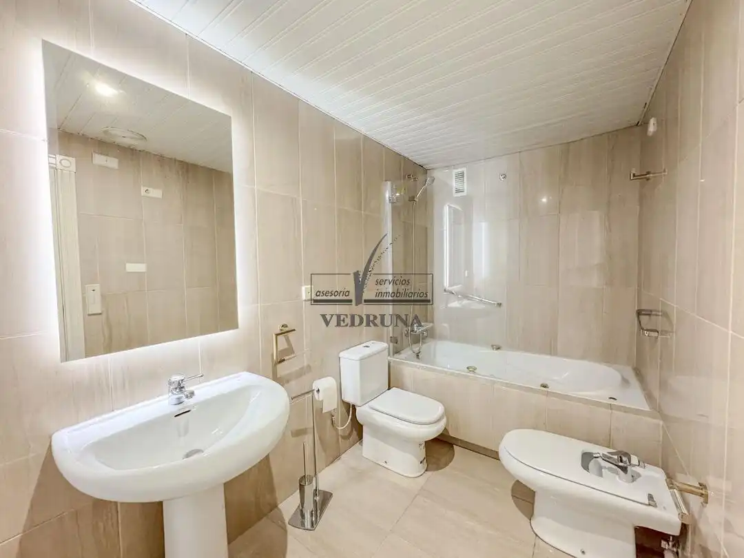 Bany de Apartament de lloguer en Zaragoza amb Aire condicionat, Calefacció i Forn
