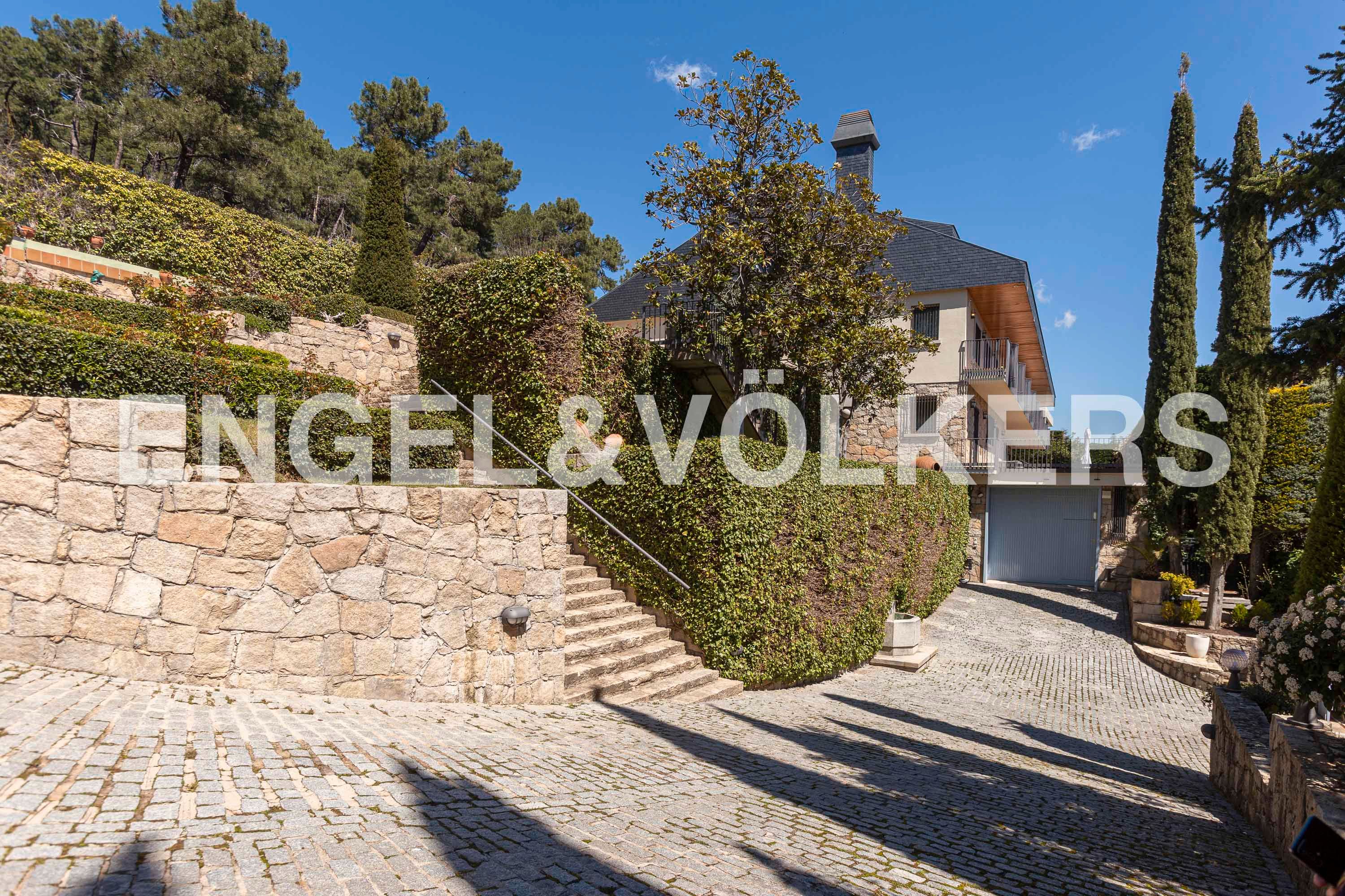 Vista exterior de Finca rústica en venda en San Lorenzo de El Escorial amb Aire condicionat, Calefacció i Jardí privat