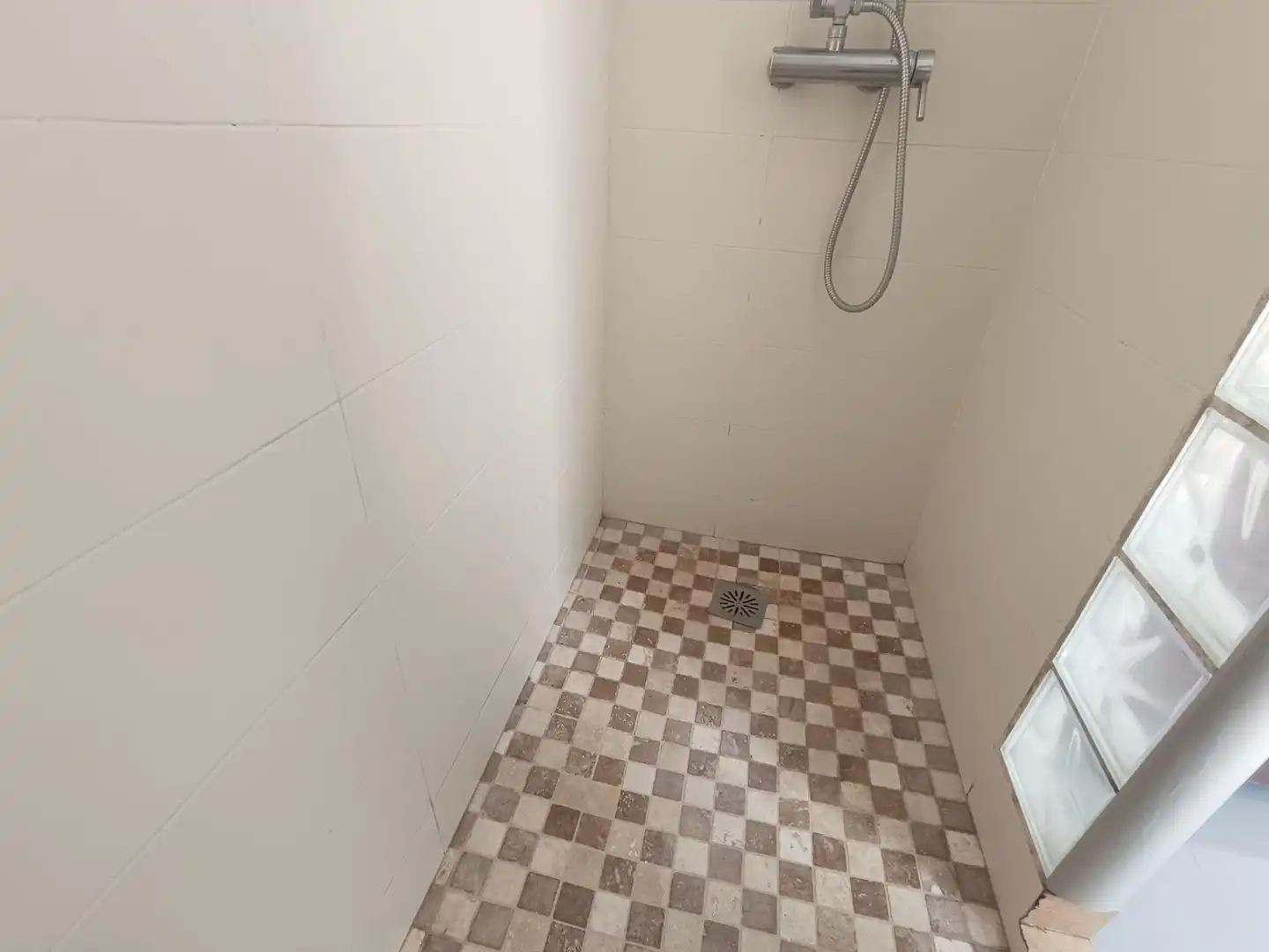 Badezimmer von Dachboden zum Verkauf in Levante
