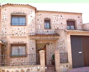 Vista exterior de Casa adosada en venda en Porzuna amb Aire condicionat, Terrassa i Piscina