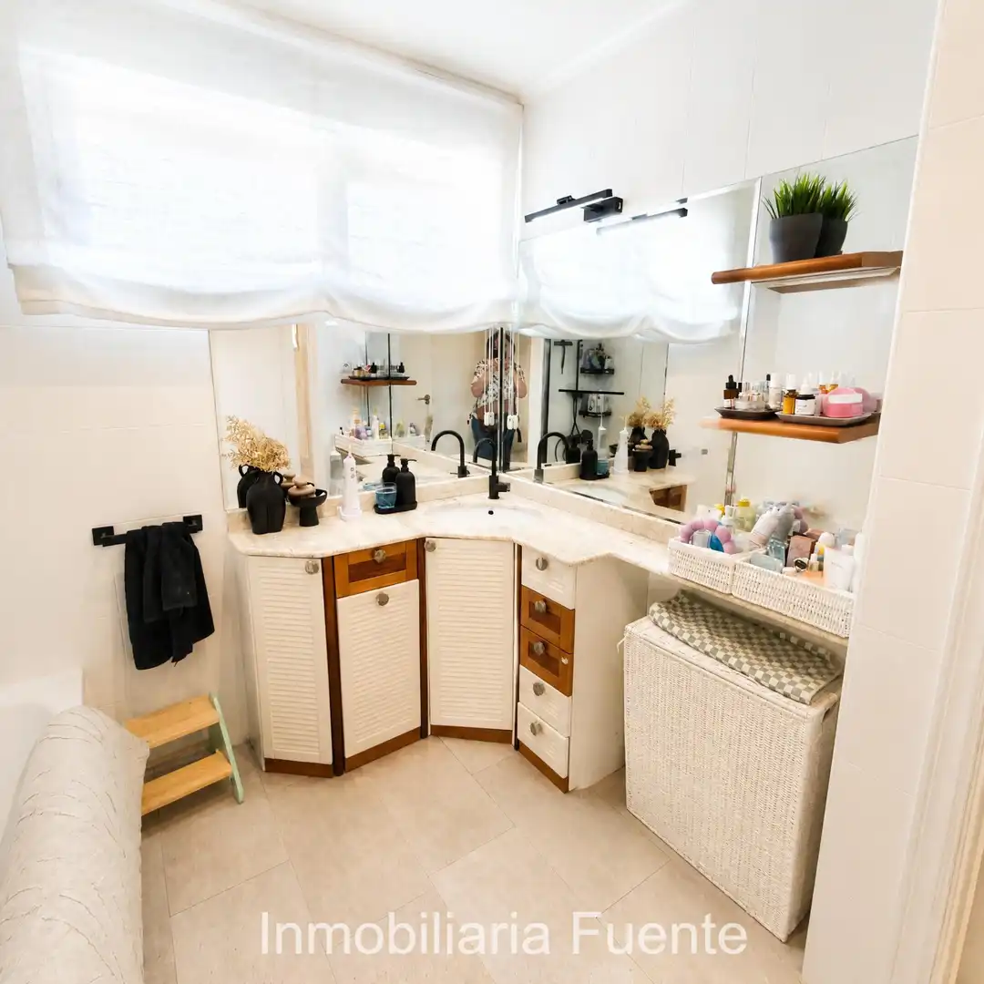 Badezimmer von Einfamilien-Reihenhaus zum Verkauf in Muskiz mit Heizung, Privatgarten und Terrasse