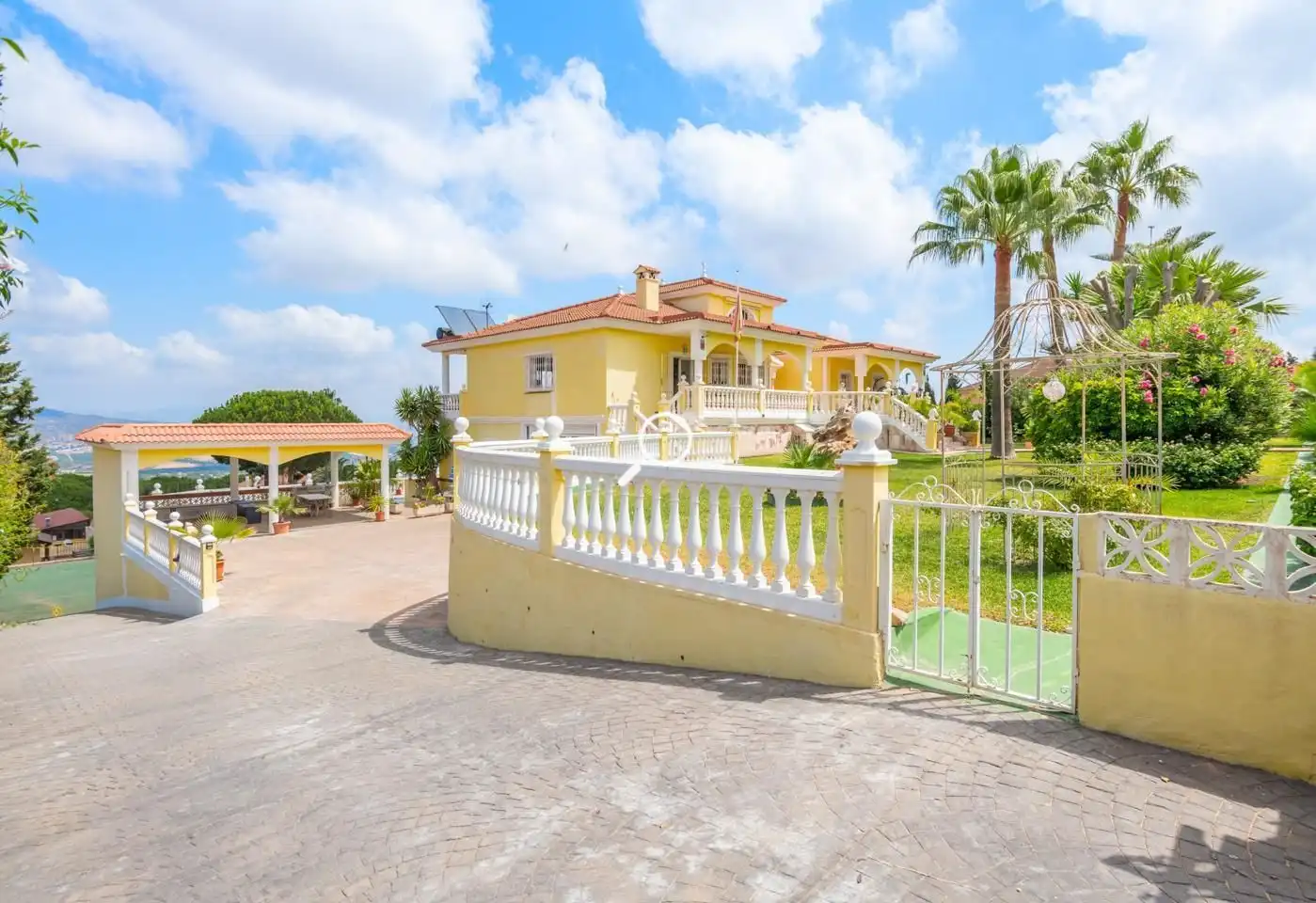 Vista exterior de Casa o xalet en venda en Alhaurín de la Torre amb Aire condicionat, Jardí privat i Terrassa