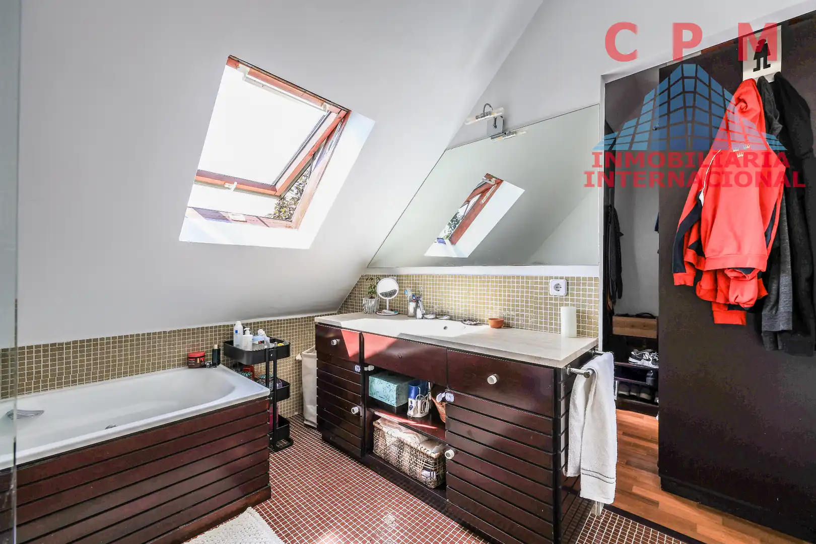 Baño de Casa adosada de alquiler en La Moraleja con Aire acondicionado, Calefacción y Jardín privado