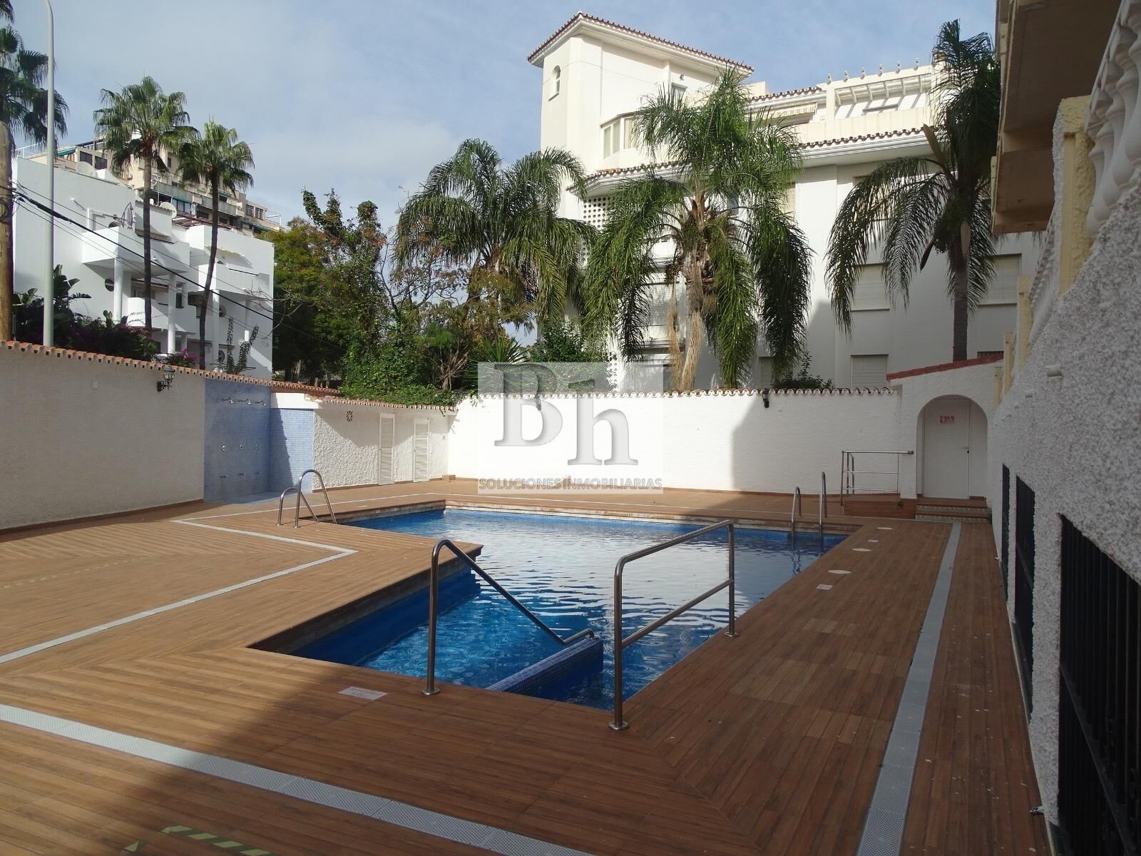 Piscina de Estudio en venta en Torremolinos con Calefacción, Terraza y Balcón