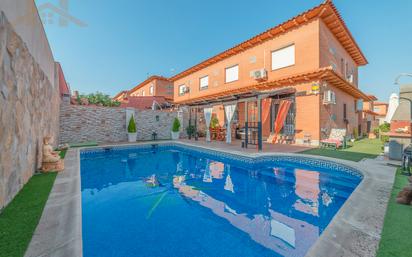 Swimming pool of Single-family semi-detached for sale in Ugena  with Air Conditioner, Heating and Private garden