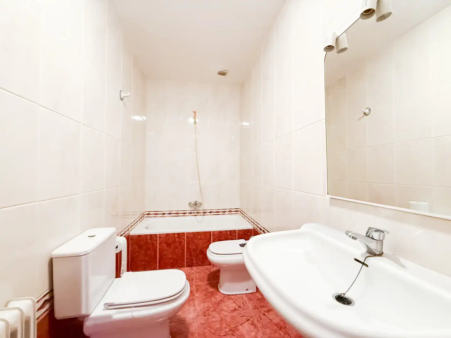 Badezimmer von Einfamilien-Reihenhaus zum Verkauf in Baza mit Klimaanlage, Heizung und Terrasse