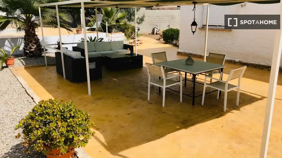 Terraza de Piso de alquiler en La Pobla de Vallbona con Aire acondicionado, Calefacción y Amueblado