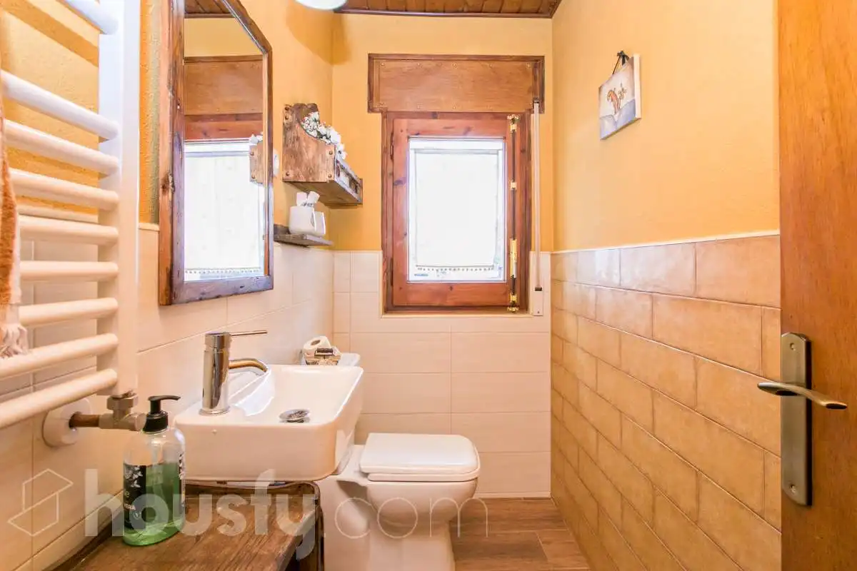 Bathroom of Flat for sale in Alp  with Air Conditioner, Heating and Terrace