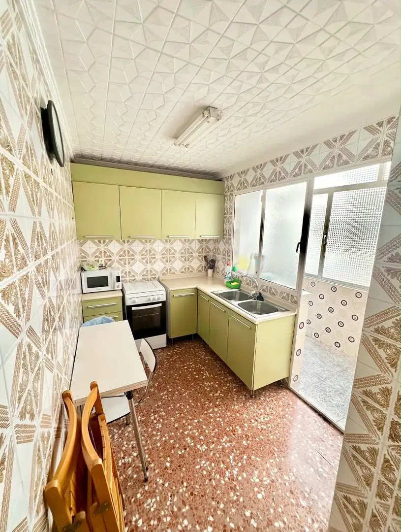 Cuina de Apartament de lloguer en Cartagena amb Aire condicionat, Moblat i Rentadora