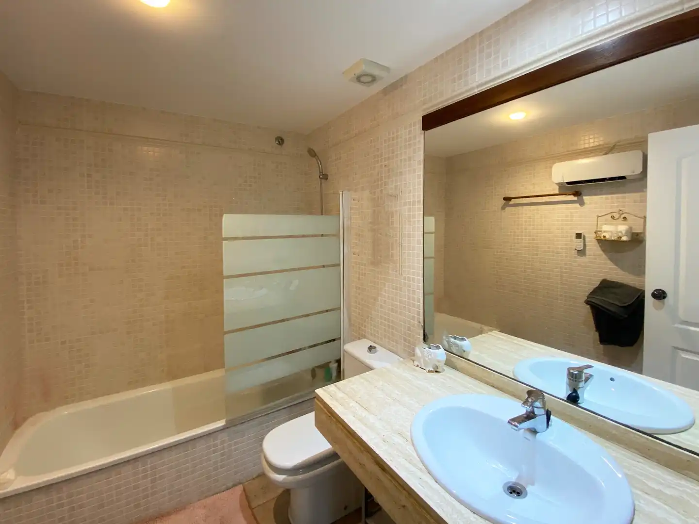 Badezimmer von Maisonette zum Verkauf in Pals mit Heizung, Terrasse und Ofen