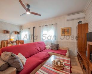 Sala d'estar de Casa o xalet en venda en La Rinconada amb Piscina i Moblat