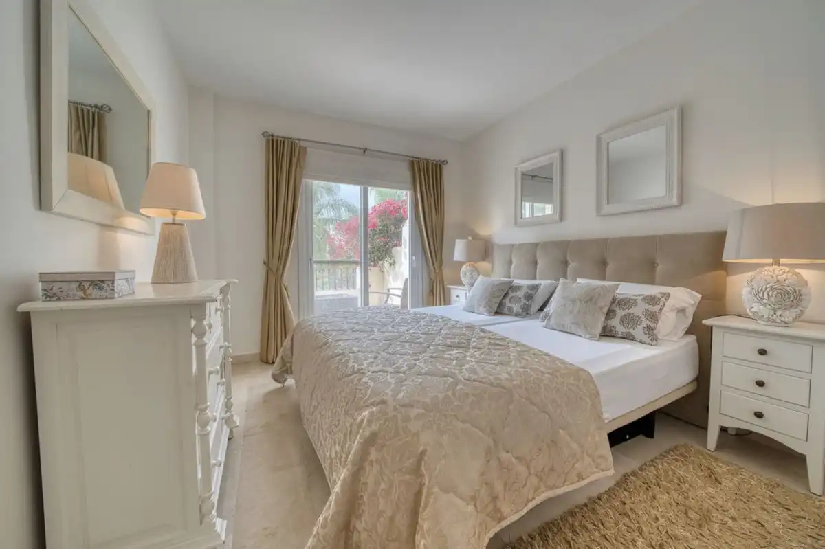Habitación de Casa adosada de alquiler en Benahavís con Aire acondicionado, Jardín privado y Terraza