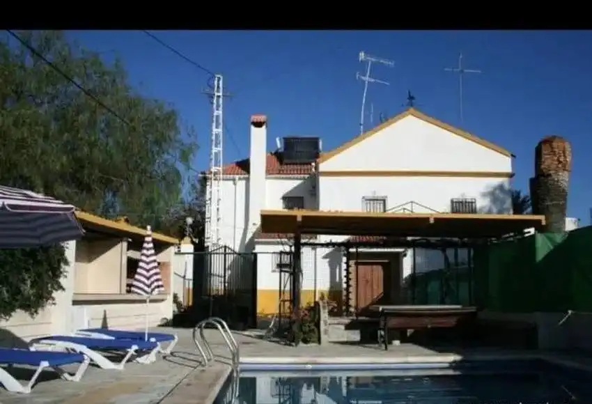 Vista exterior de Casa o xalet en venda en Lucena amb Aire condicionat i Piscina