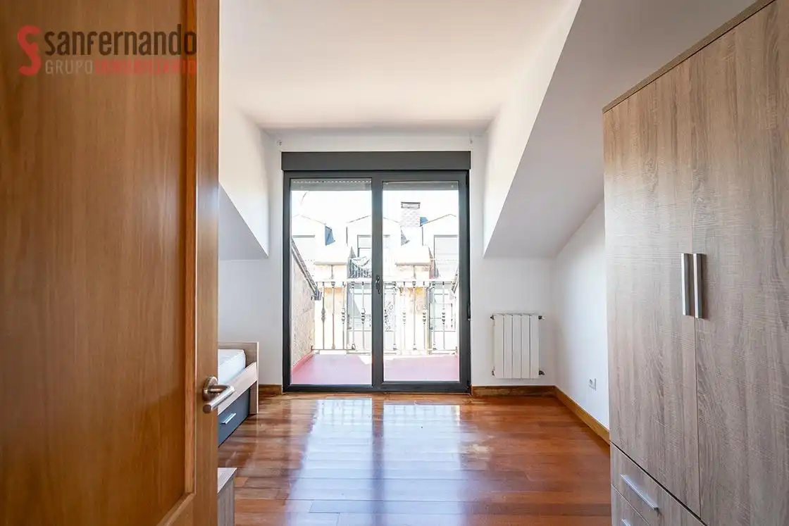 Habitación de Casa adosada en venta en Miengo con Calefacción, Jardín privado y Terraza