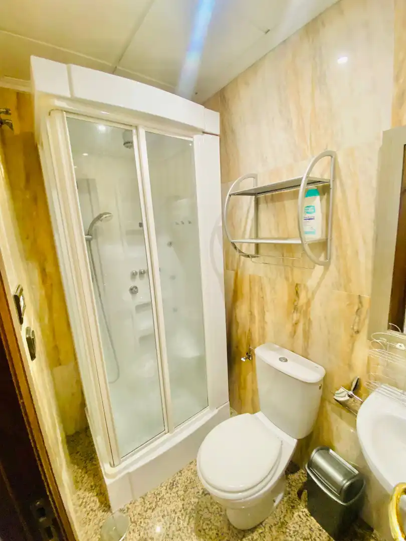 Badezimmer von Maisonette zur Miete in Granada mit Klimaanlage, Heizung und Parkett