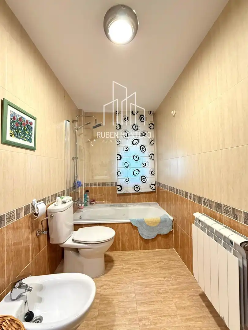 Badezimmer von Einfamilien-Reihenhaus zum Verkauf in Matilla de los Caños del Río mit Heizung, Privatgarten und Terrasse