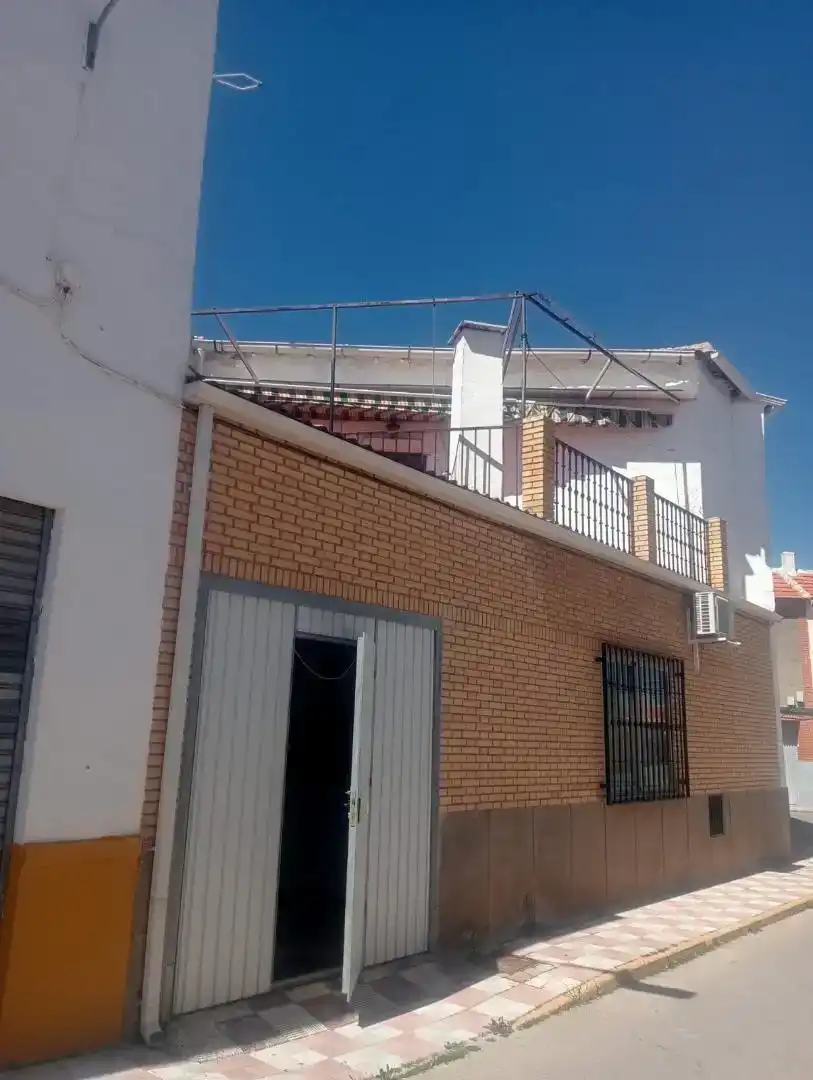 Vista exterior de Casa o xalet en venda en Carrión de Calatrava amb Aire condicionat i Balcó