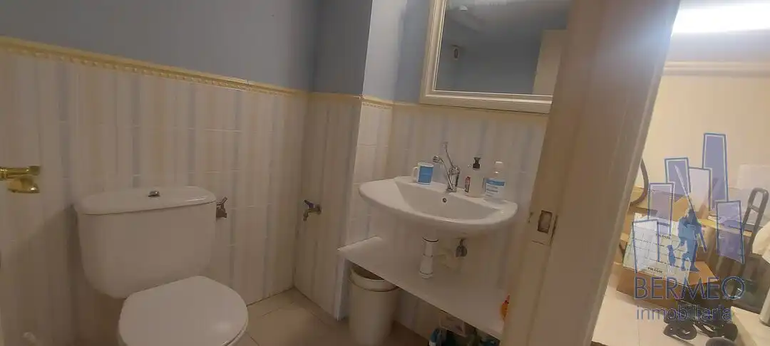 Badezimmer von Geschaftsraum zur Miete in Bermeo