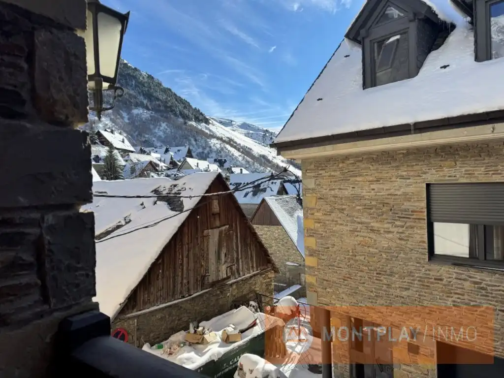 Exterior view of Detached homes for sale in Naut Aran