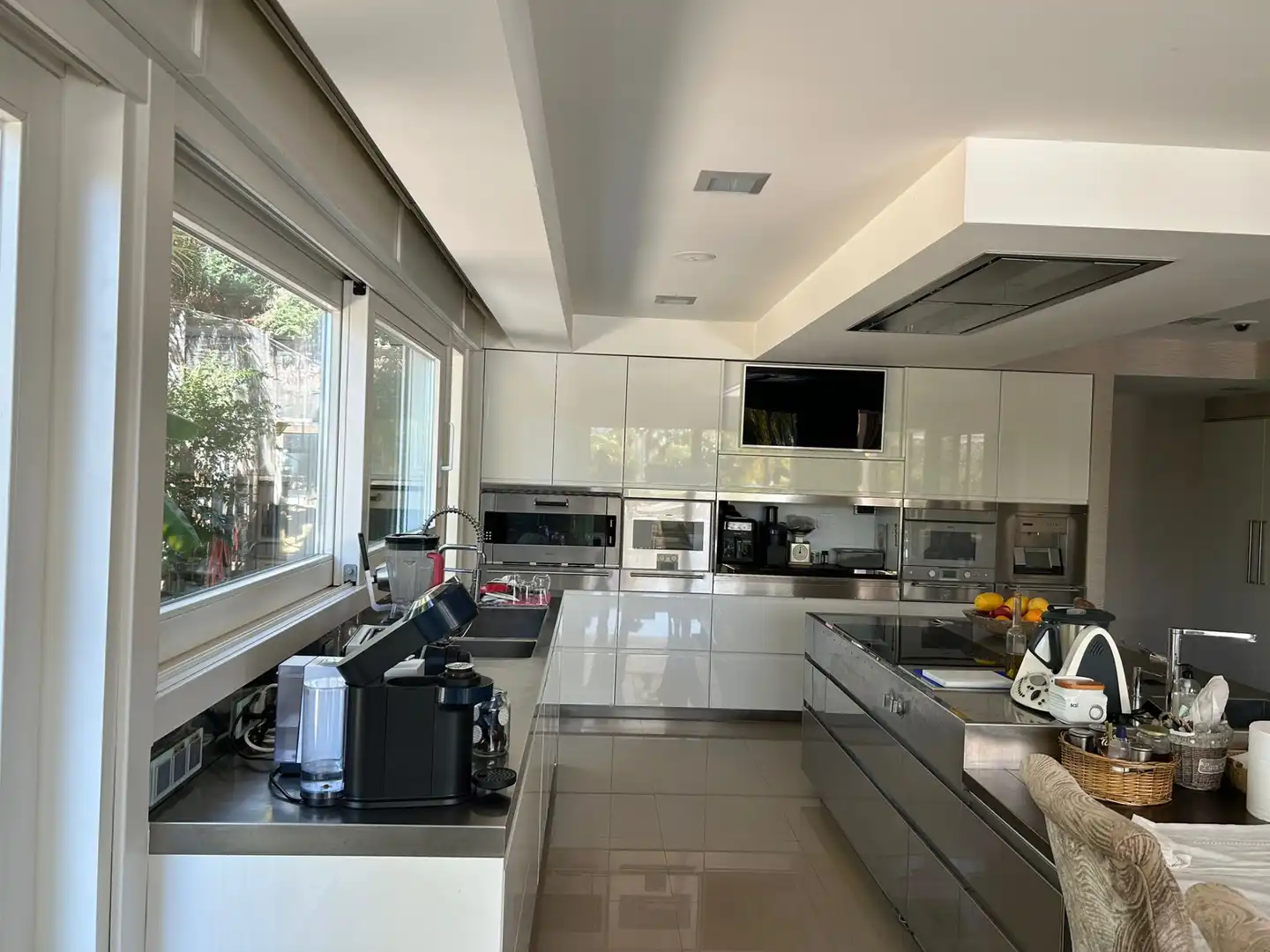 Cuina de Casa o xalet en venda en Marbella amb Aire condicionat, Calefacció i Jardí privat