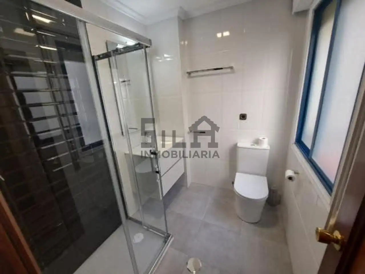 Bathroom of Flat for rent in Ourense Capital   with Heating, Parquet flooring and Storage room