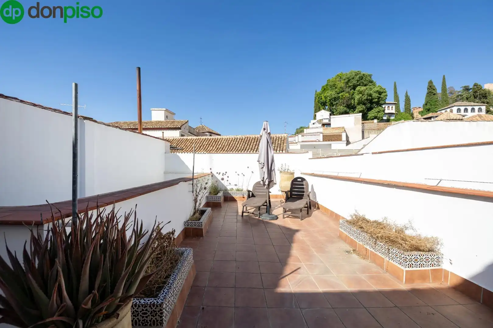 Vista exterior de Estudio en venta en Granada con Terraza y Balcón