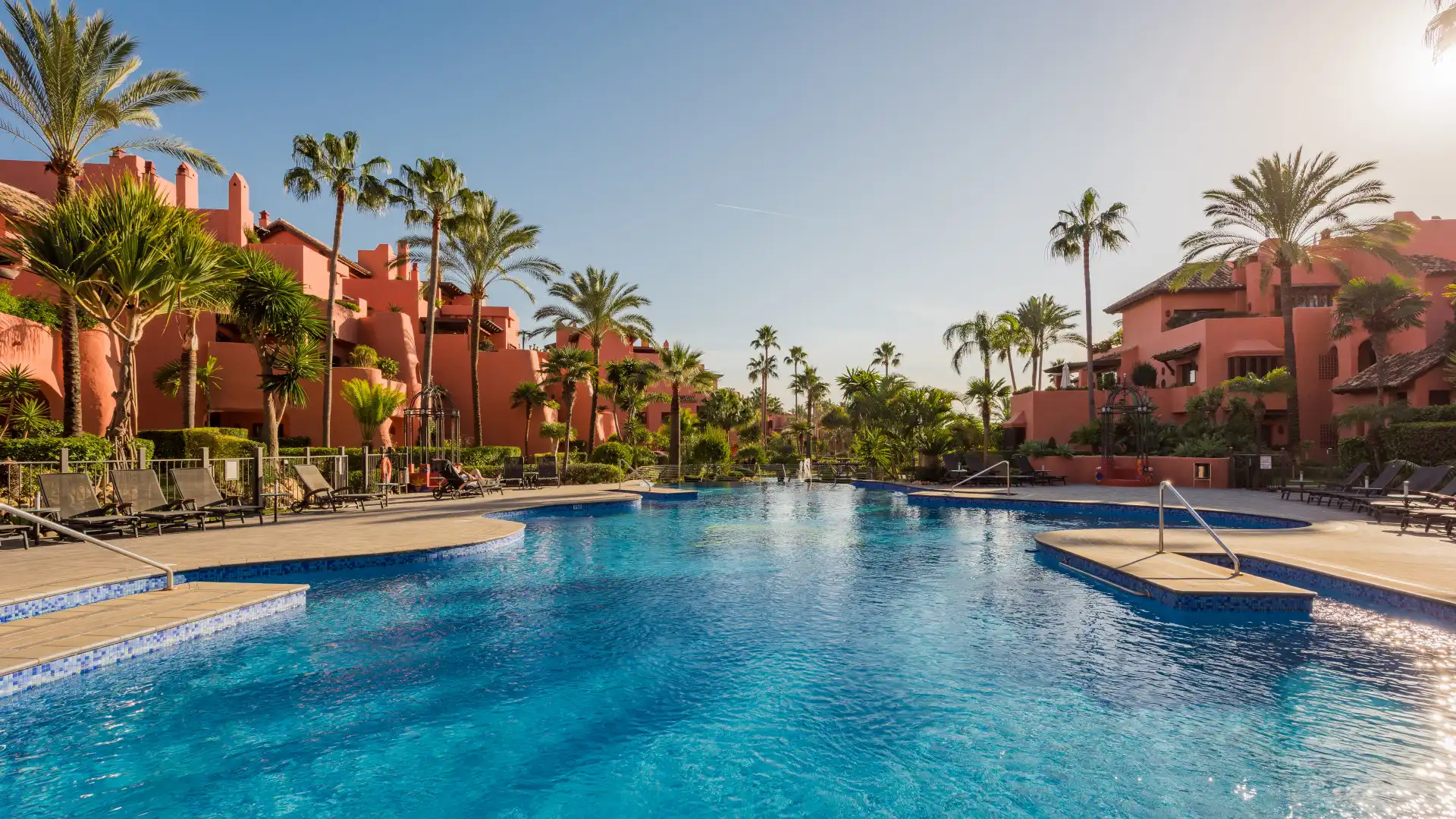 Schwimmbecken von Wohnungen zum Verkauf in Estepona mit Klimaanlage, Heizung und Terrasse
