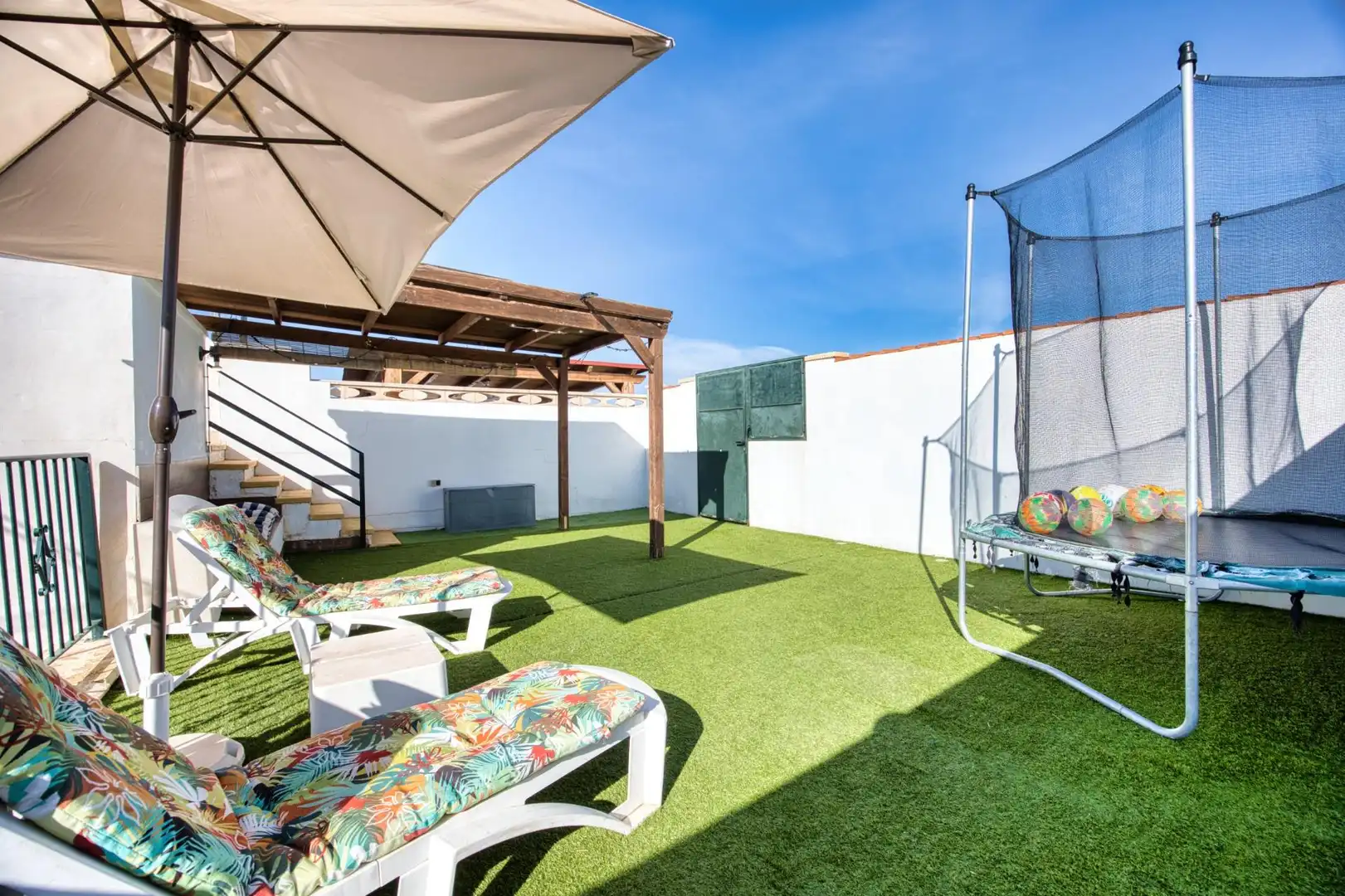 Terrasse von Einfamilien-Reihenhaus zum Verkauf in Mutxamel mit Klimaanlage, Heizung und Privatgarten