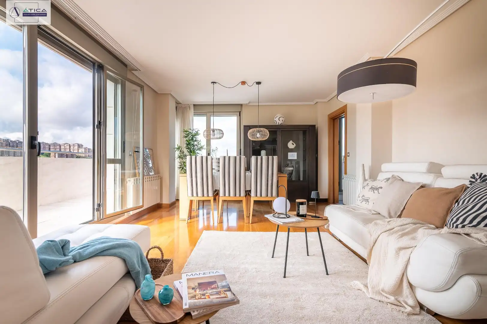 Wohnzimmer von Dachboden zum Verkauf in Santander mit Heizung, Privatgarten und Parkett