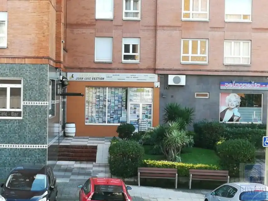 Vista exterior de Local en venda en Avilés