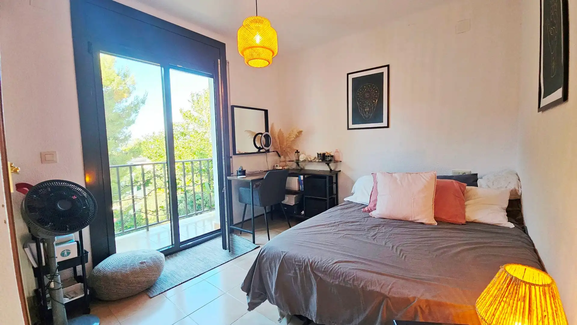 Schlafzimmer von Einfamilien-Reihenhaus zum Verkauf in Llançà mit Privatgarten, Ofen und Waschmaschine