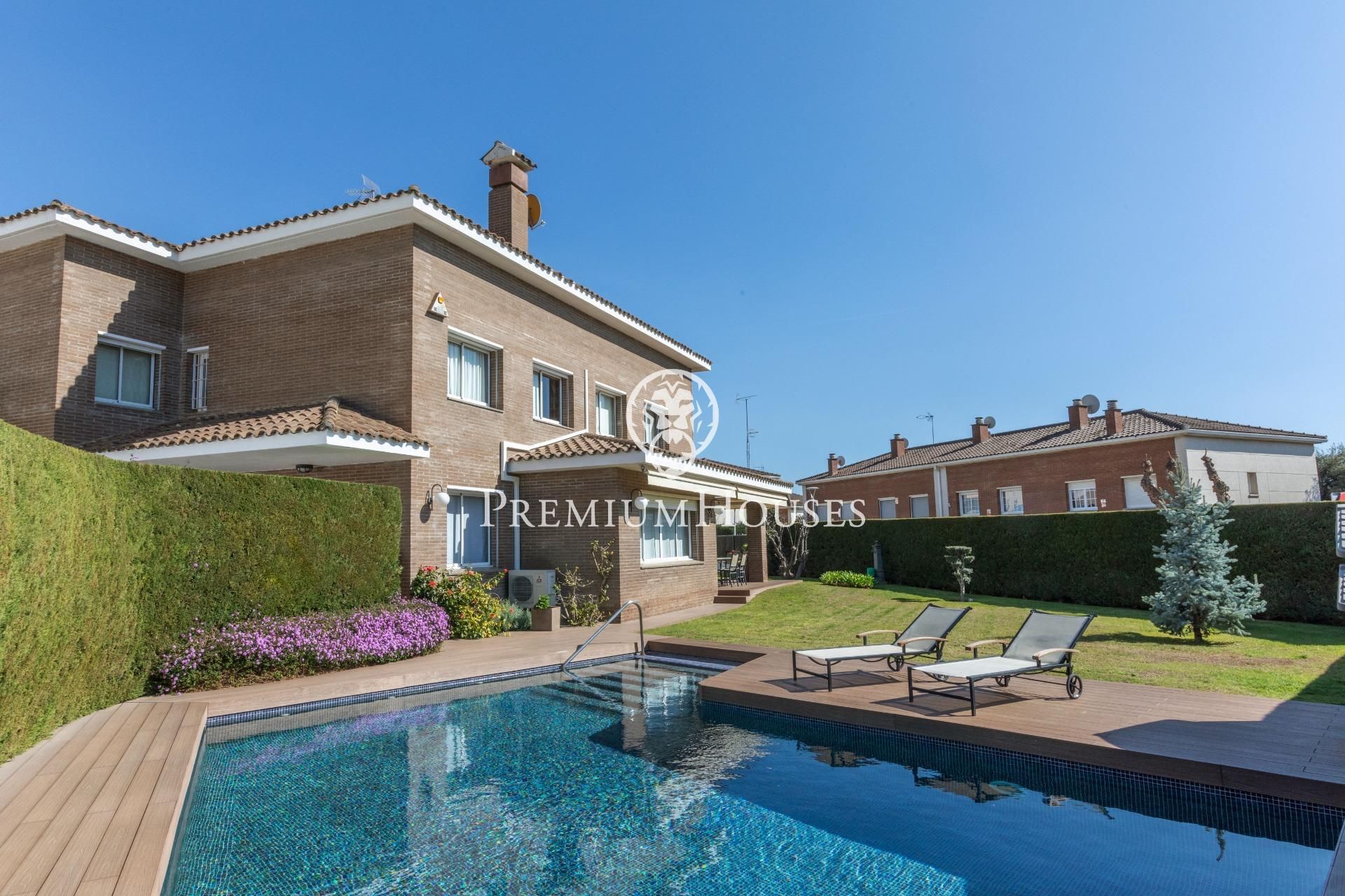 Vista exterior de Casa o xalet en venda en Premià de Dalt amb Calefacció, Jardí privat i Parquet