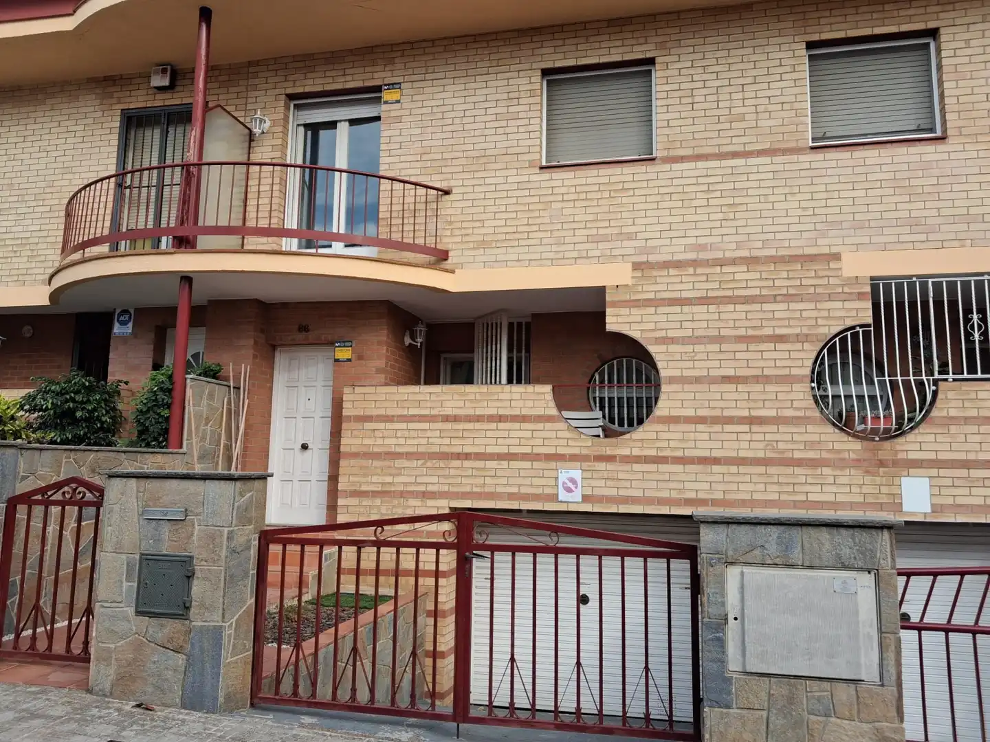 Vista exterior de Casa o xalet en venda en Ripollet amb Calefacció, Terrassa i Traster