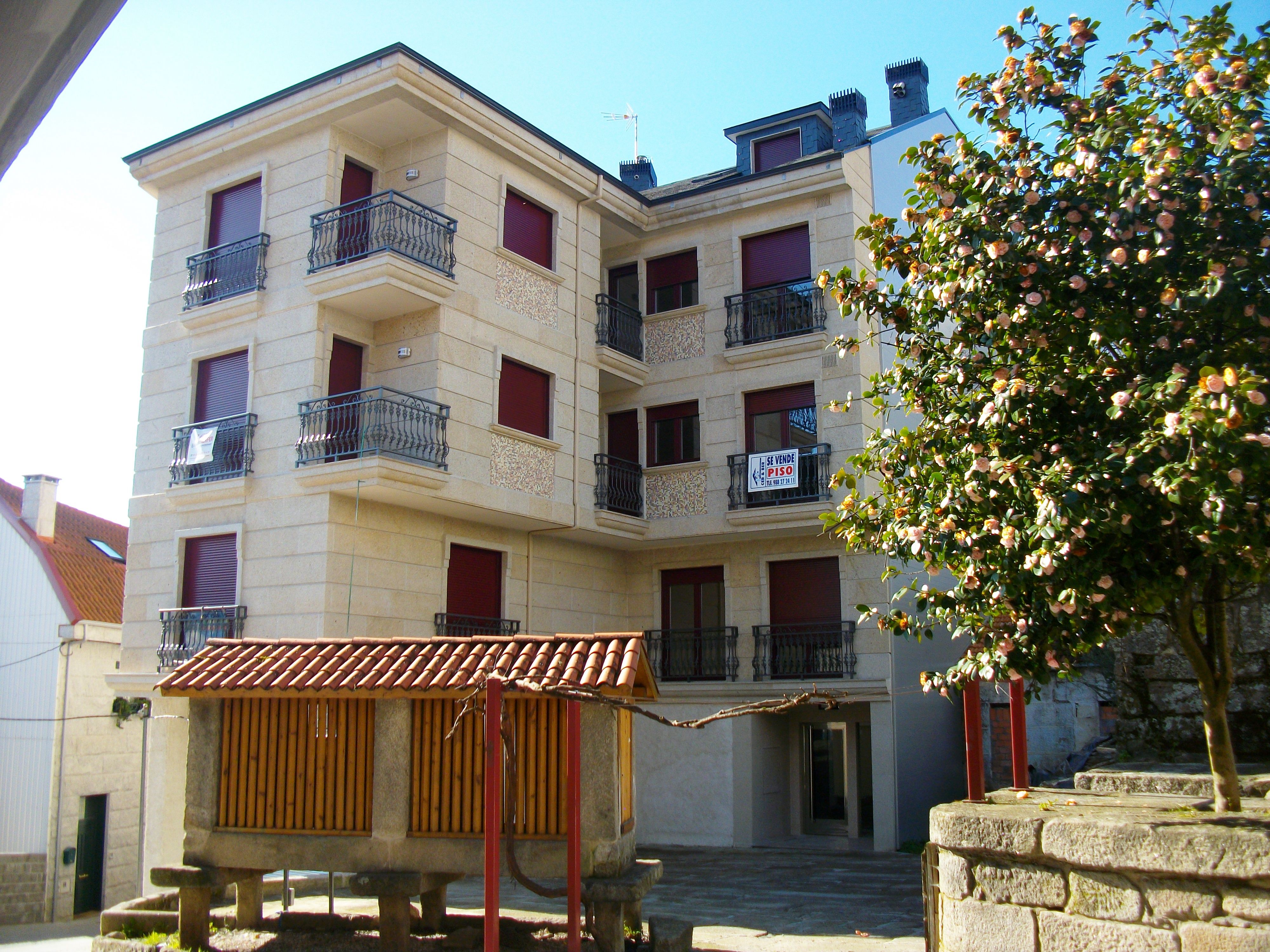 Exterior view of Apartment for sale in O Carballiño    with Parquet flooring, Furnished and Oven